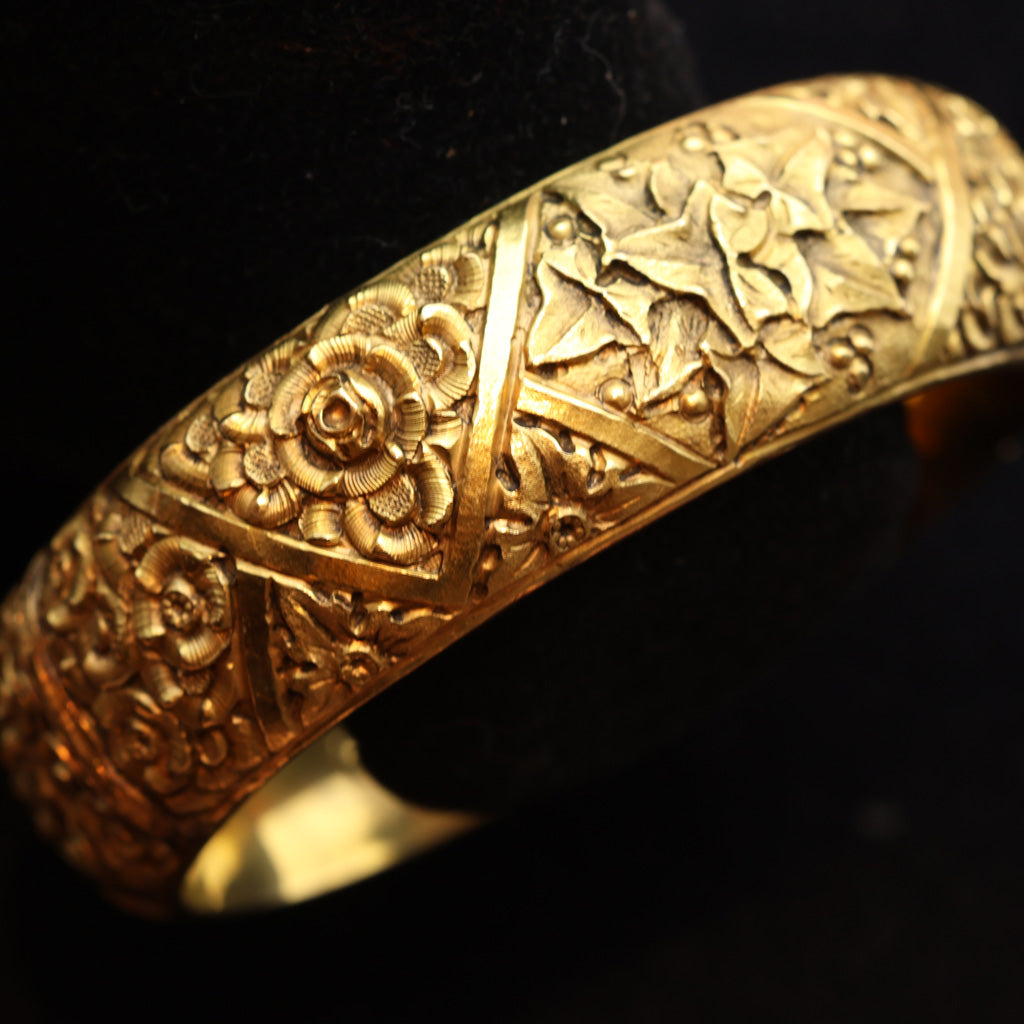 Antique Art Nouveau cuff bangle 18k gold botanical repousse Italy bracelet (7484)