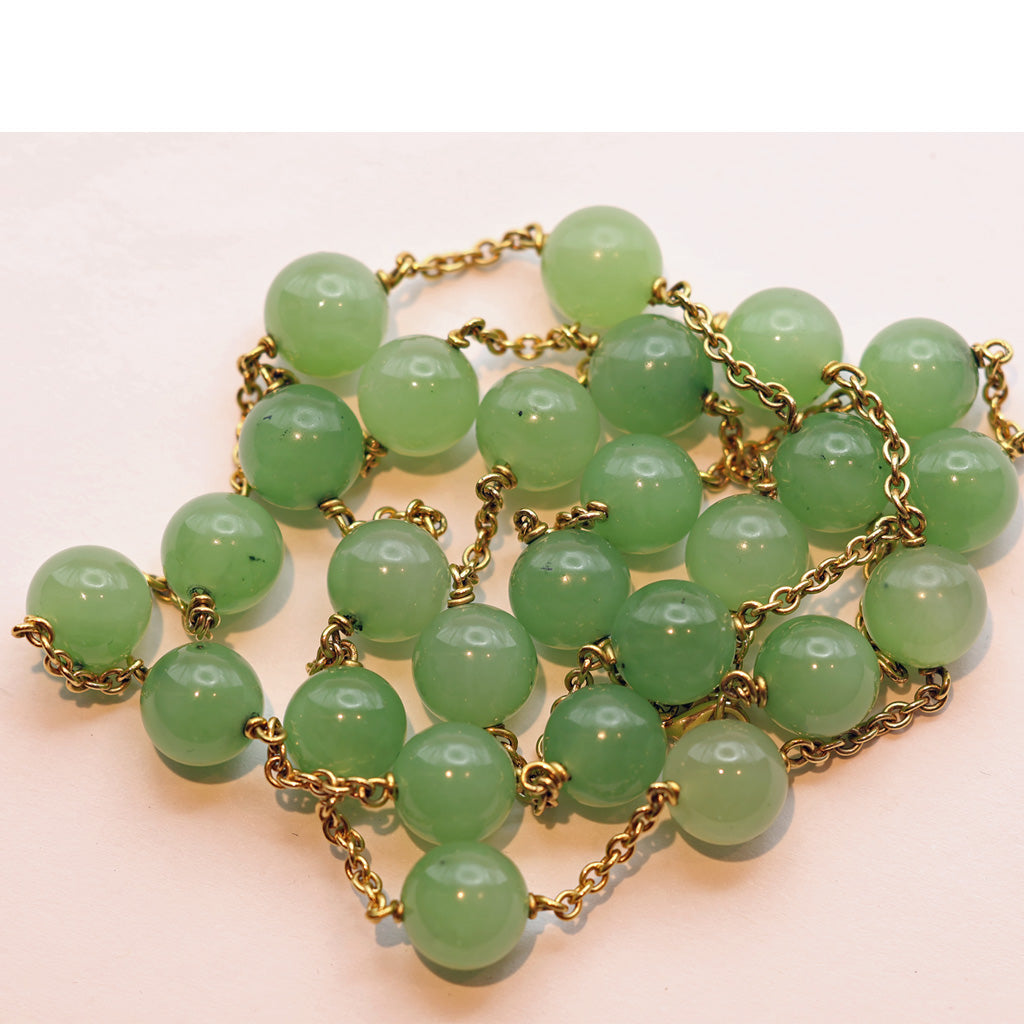 Vintage long necklace jadeite jade and 18k gold French apple green jade white background