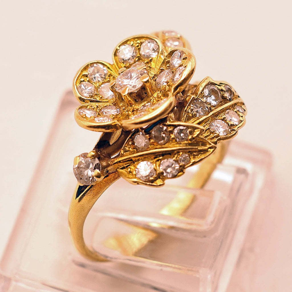 variation Vintage diamond ring 18k gold c1950 attributed to Boucheron French flower