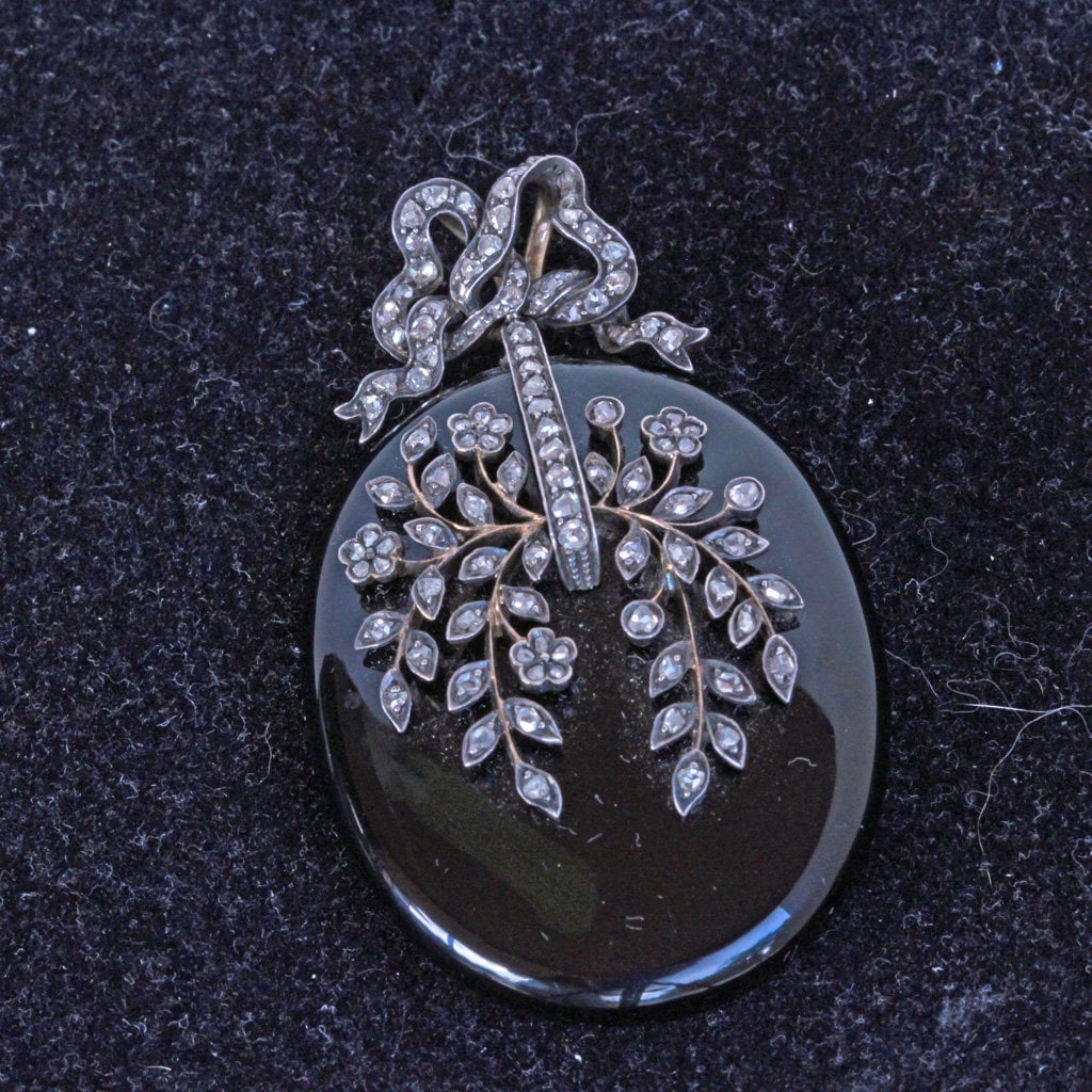 Victorian Locket Carved Onyx Portrait, Dendritic Agate on back, Original buy Fitting w Glass one side, Gold Fill Case, 1 1/4 inches